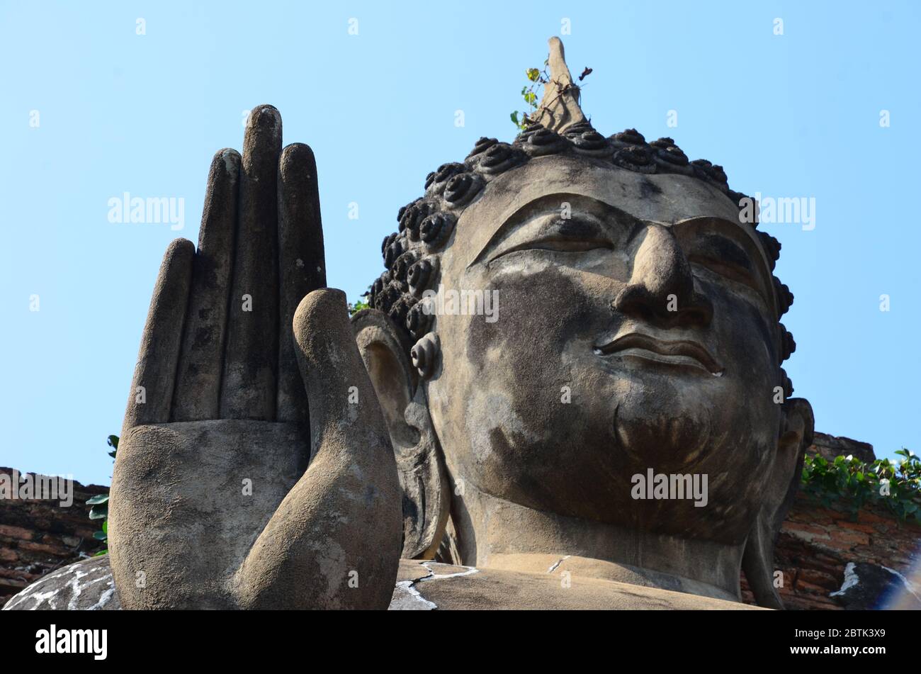 Gros plan du Bouddha Phra Attharot de Wat Saphan Hin Banque D'Images