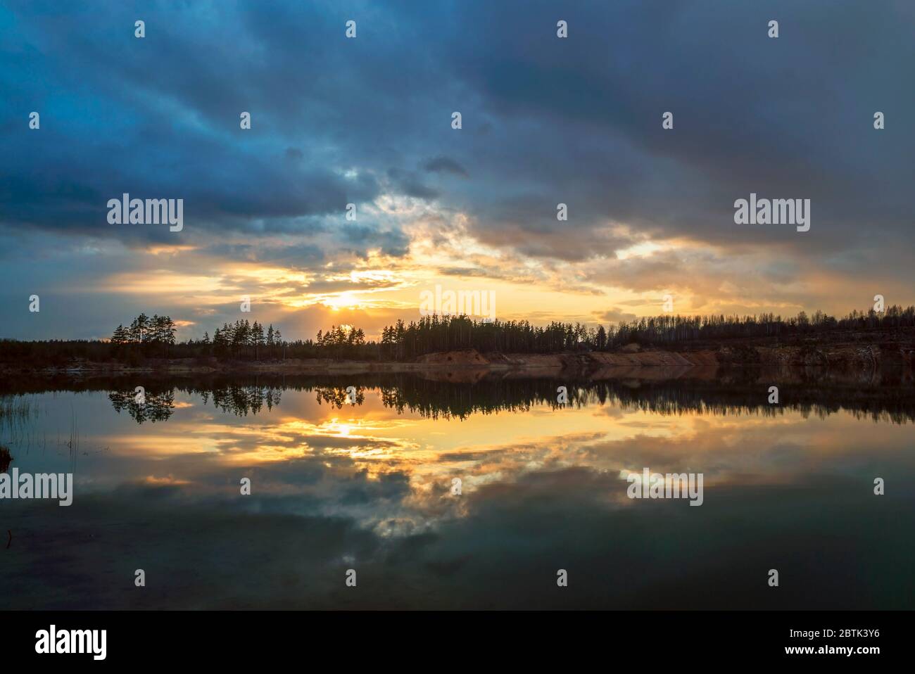 Coucher de soleil de printemps sur le lac par temps calme. Vsevolozhsk. Leningrad Banque D'Images