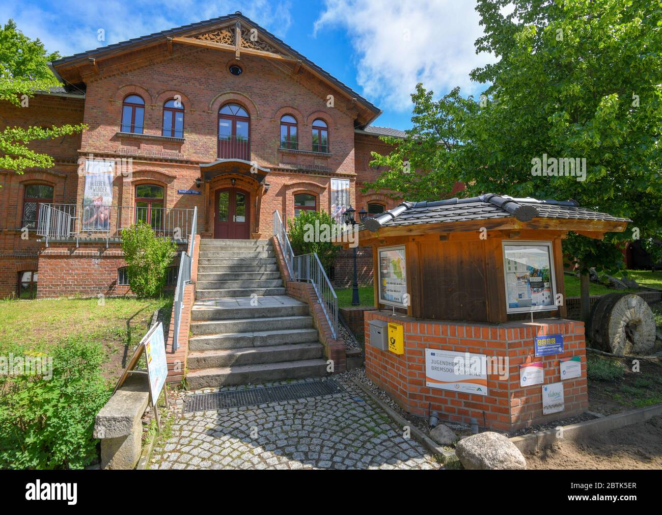Bremsdorf, Allemagne. 26 mai 2020. Le domaine de l'auberge de jeunesse Bremsdorfer Mühle dans la vallée de Schlaubetal dans le quartier d'Oder-Spree. Credit: Patrick Pleul/dpa-Zentralbild/ZB/dpa/Alay Live News Banque D'Images