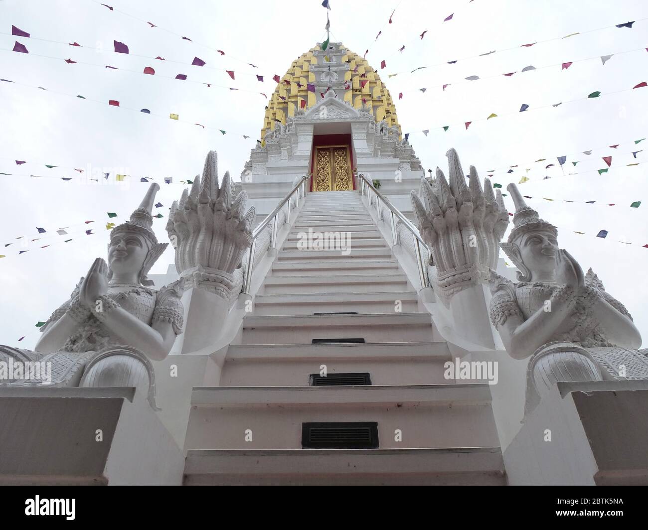 De beaux escaliers mènent au Prang de Wat Phra si Ratana Mahathe à Phitsanulok Banque D'Images