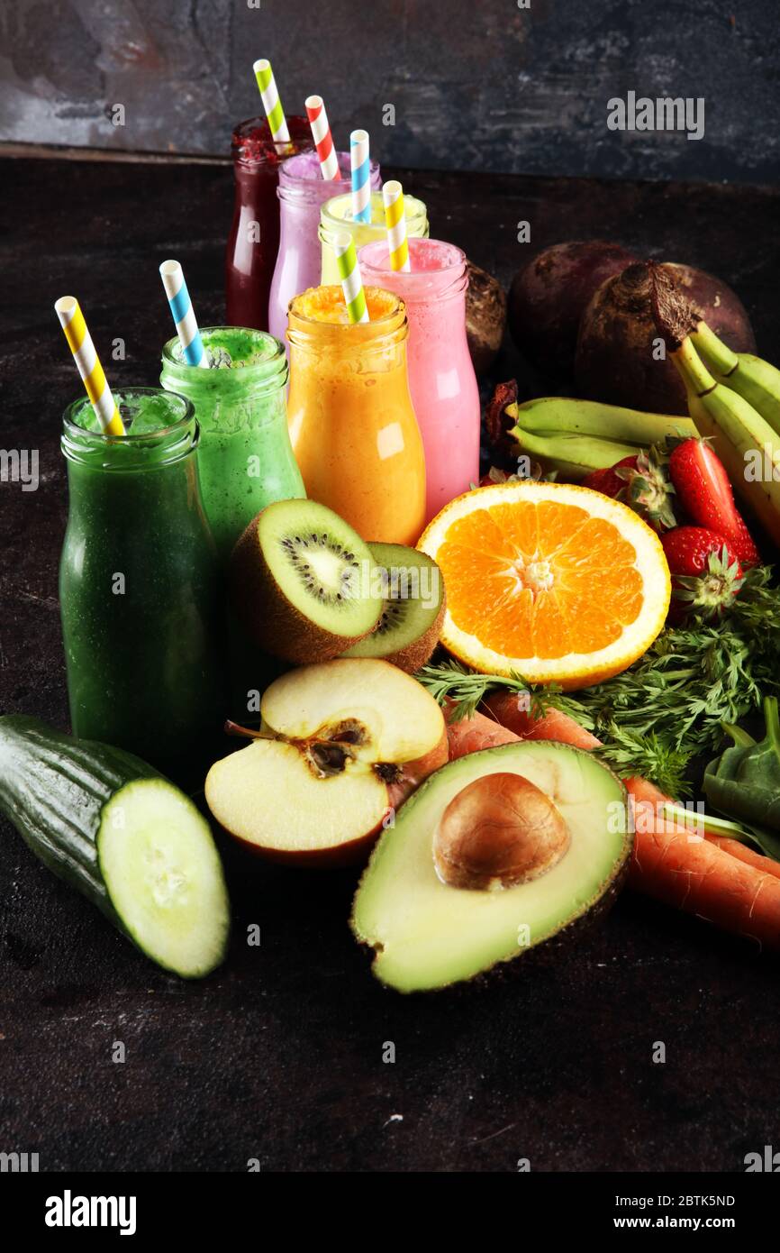 Smoothies et jus de fruits multicolores provenant de légumes, légumes verts, fruits et baies, aliments sains. Détoxication et régime, alimentation propre, vie saine Banque D'Images