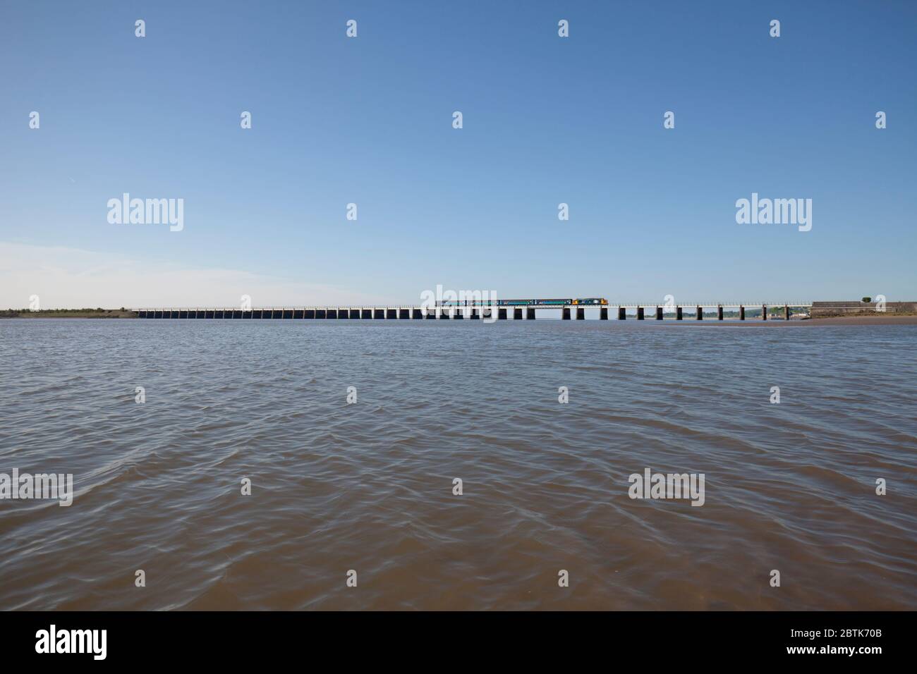 Train ferroviaire du Nord traversant le viaduc de Levens, Ulverston sur la ligne de chemin de fer de la côte Cumbrian, alimenté par une locomotive de classe 37 de Direct Rail Services Banque D'Images