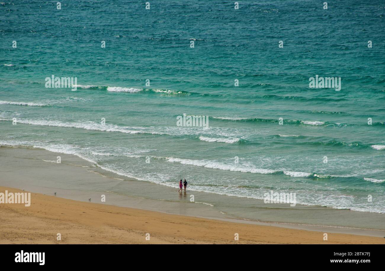 Deux personnes pagayent dans les vagues de Killalea Beach Shellport en Nouvelle-Galles du Sud Australie Banque D'Images