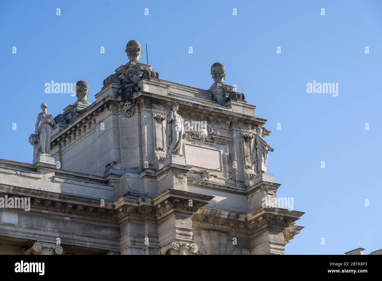 Sculptures allégoriques d'Attica au sommet du Musée d'Ethnographie de Budapest Banque D'Images