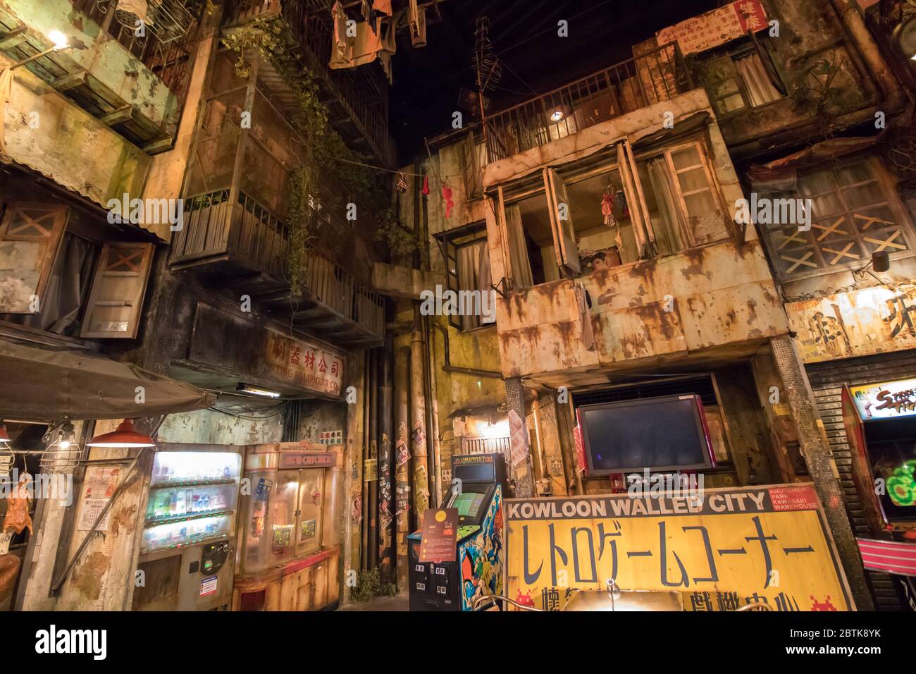 Anata no Warehouse, Kawasaki. Une salle de jeux vidéo dystopique basée sur la ville fortifiée de Kowloon. Tokyo, Japon Banque D'Images