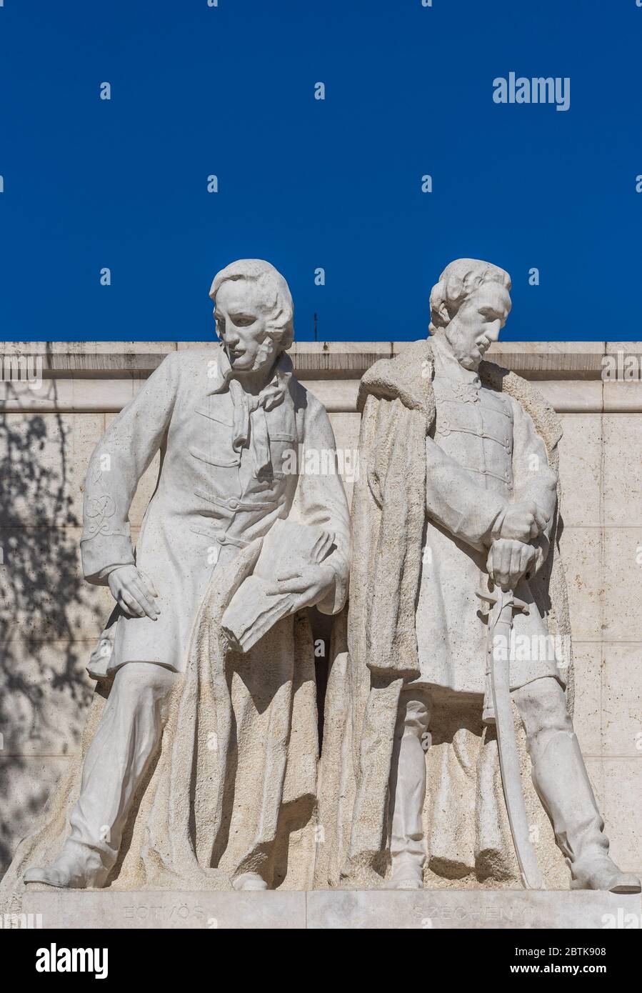 Budapest, Hongrie-8 février 2020 : statue du ministre hongrois Eotvos et Szechenyi sur la place Kossuth Banque D'Images