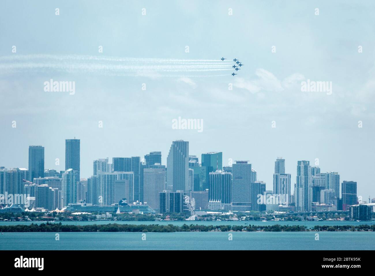 Miami Florida,formation Blue Angels,escadron de démonstration F/A-18 Hornets,avions militaires de la Marine,survol,COVID-19 pandémie de maladie,honorer les soins de santé Banque D'Images