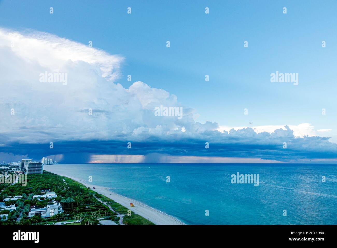 Miami Beach Floride, océan Atlantique eau, ciel nuages tempête nuages pluie, littoral, les visiteurs voyage visite touristique site touristique monuments, culte Banque D'Images