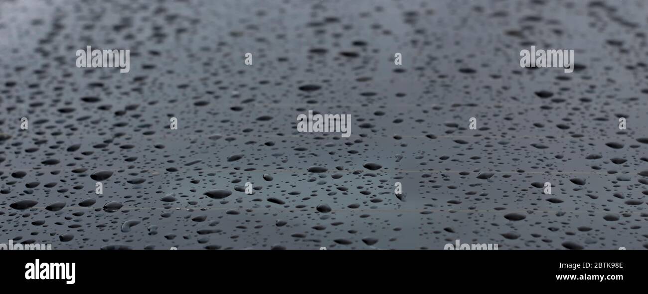 Verre de voiture avec gouttes du conducteur de la pluie. Effacer l'arrière-plan. Banque D'Images