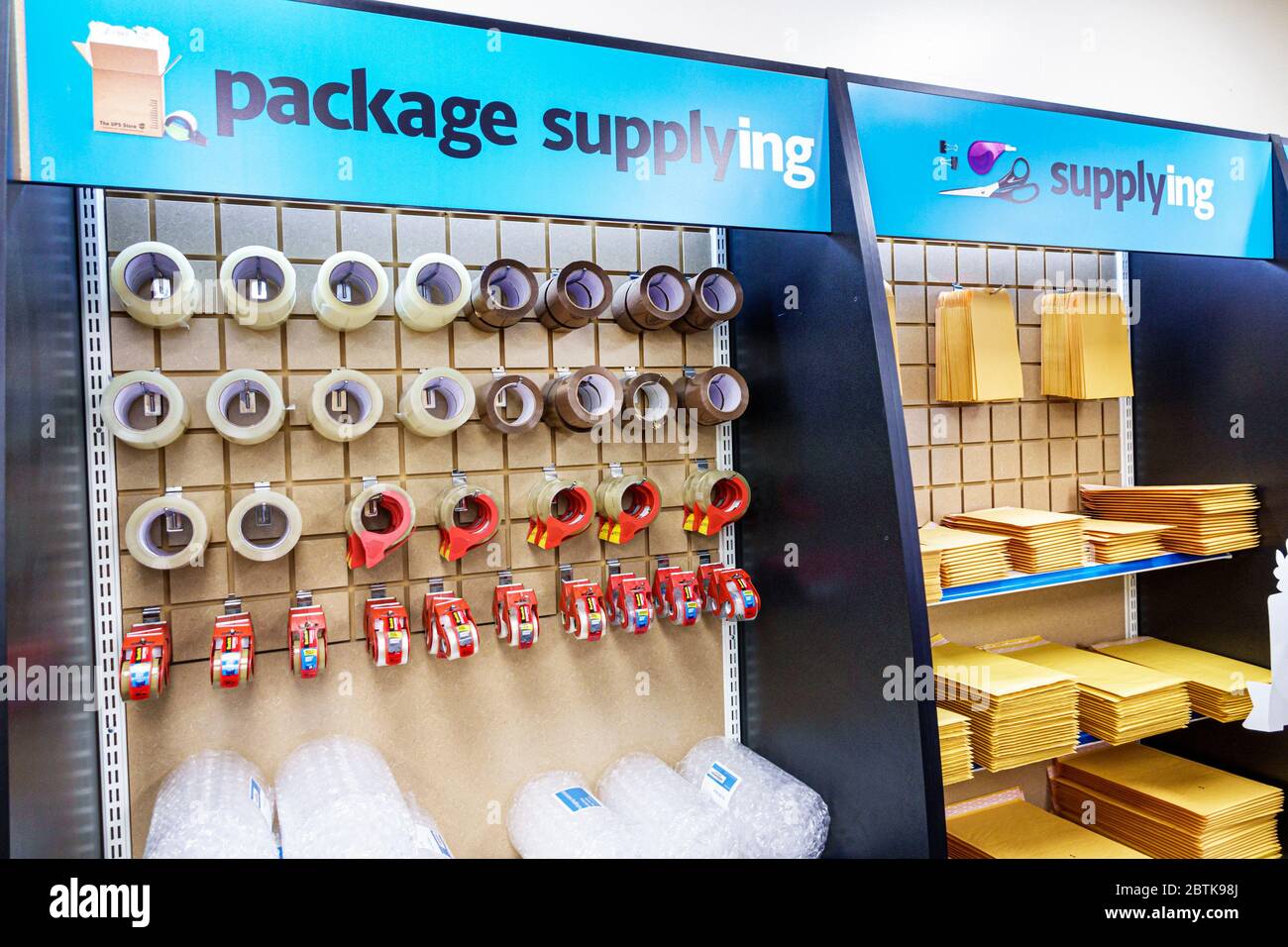 Miami Beach Florida, UPS Store United Parcel Service, intérieur, vente  d'étalage, expédition de fournitures d'emballage, enveloppes de ruban,  FL200520021 Photo Stock - Alamy