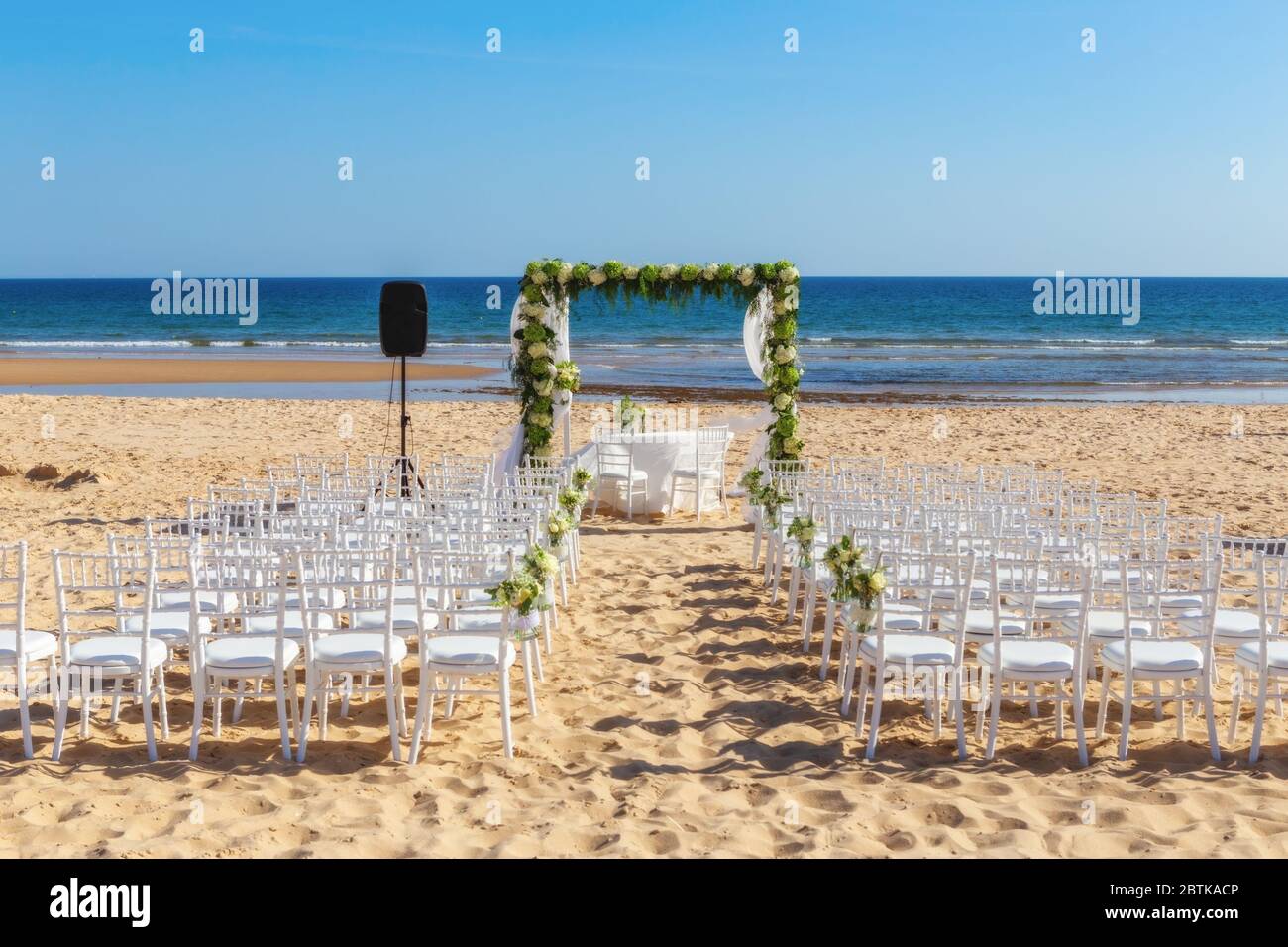 Vue romantique et décorations florales sur la plage près de la mer, pour une cérémonie de mariage avec des fleurs. Europe, Portugal. Banque D'Images