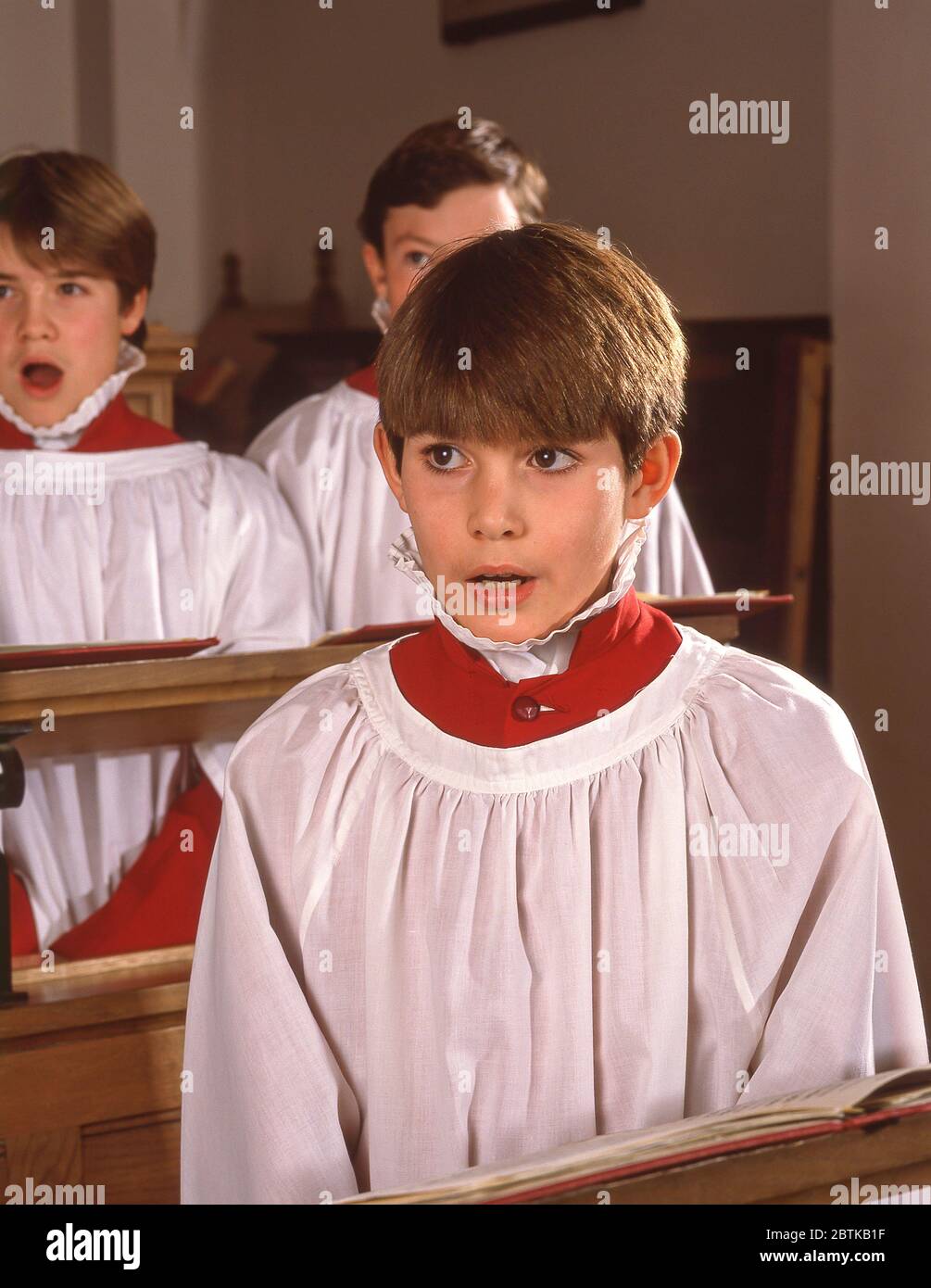 Jeune chanteur de chœur d'église, Guildford, Surrey, Angleterre, Royaume-Uni Banque D'Images