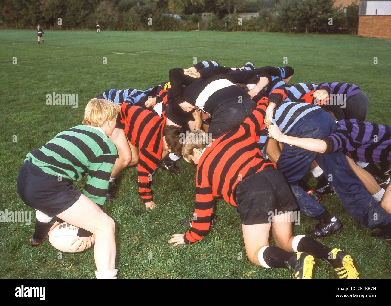 Des garçons se bouscuent contre l'équipe lors du match de rugby de l'école, Surrey, Angleterre, Royaume-Uni Banque D'Images