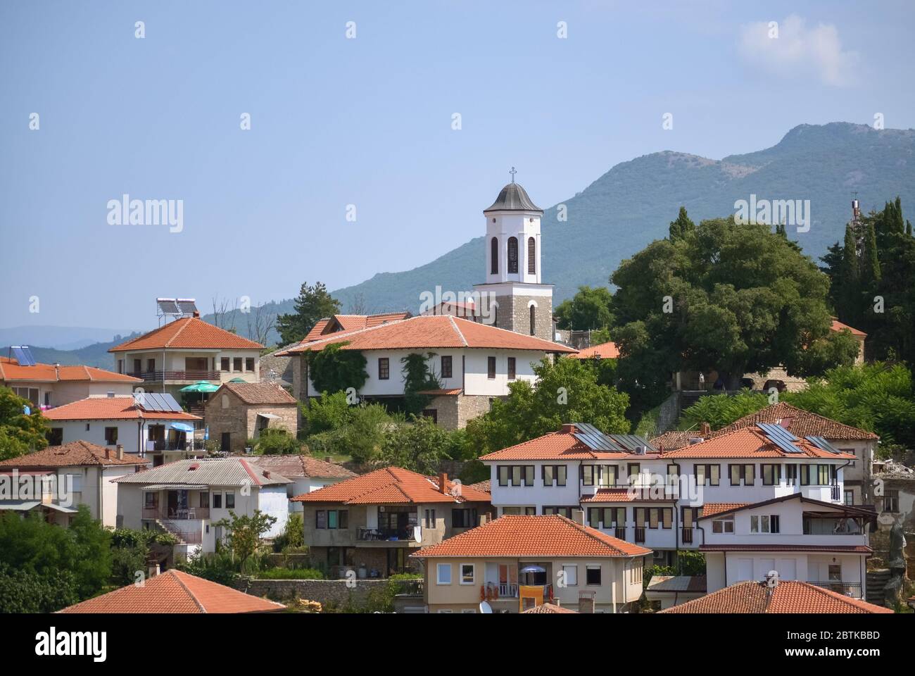 Village de montagne et petite église orthodoxe en Macédoine Banque D'Images