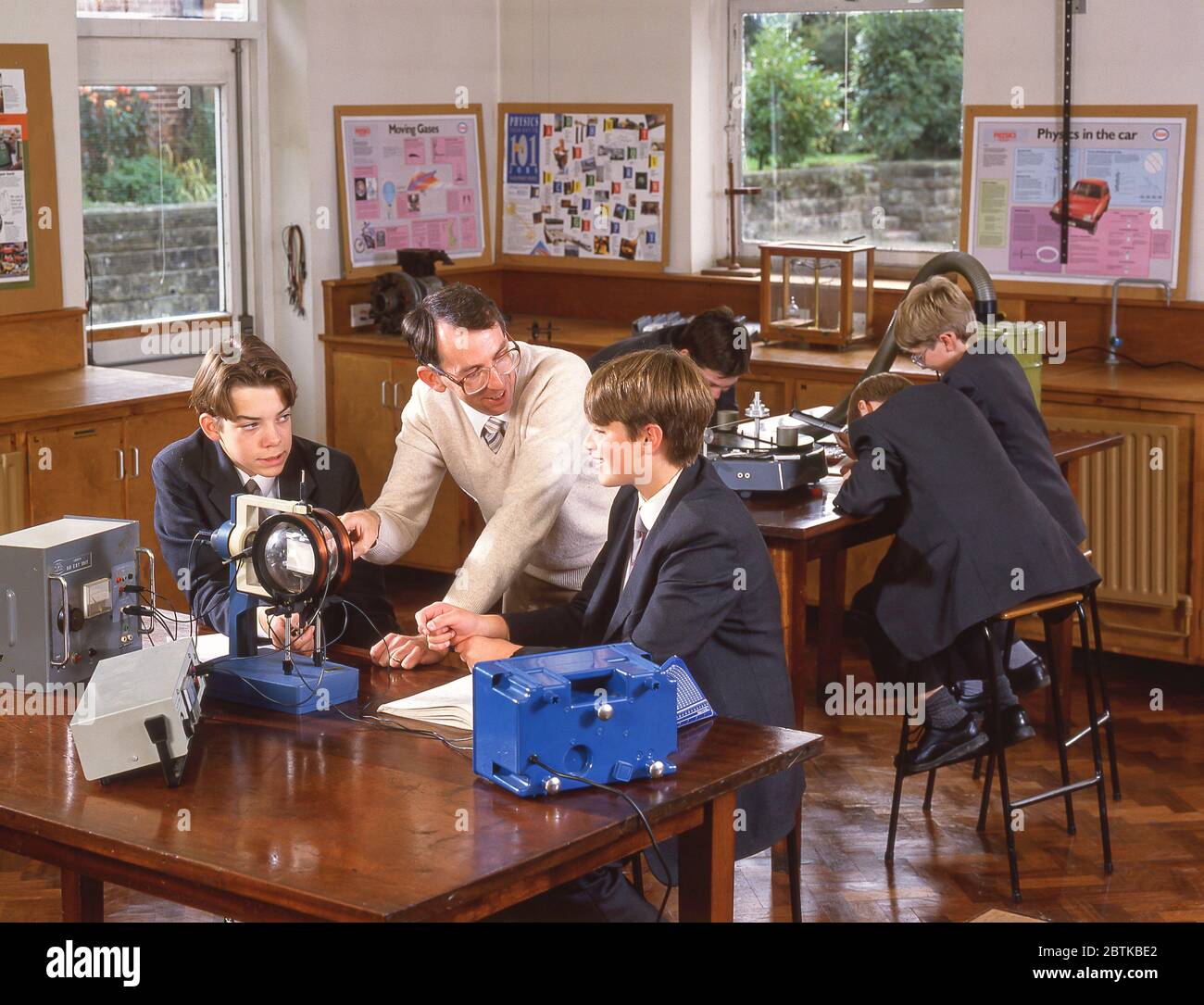 Professeur et étudiants en classe de sciences, Surrey, Angleterre, Royaume-Uni Banque D'Images