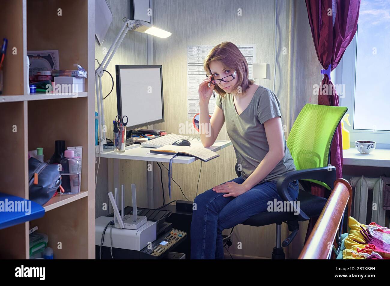 Jeune femme travaillant à distance depuis la maison. Portrait en intérieur réel Banque D'Images