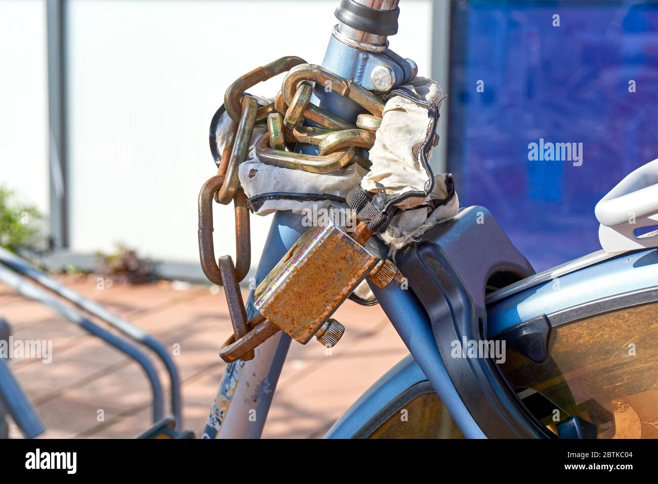 Détail de l'ancien vélo avec verrou de chaîne rouillé. Banque D'Images