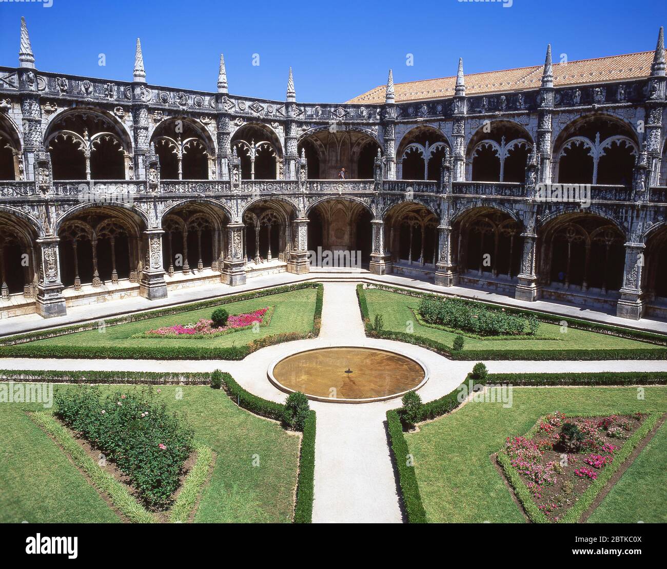 La cour et les cloîtres à deux étages, le monastère de Jerónimos (Mosteiro dos Jeronimos), le quartier de Belem, Lisbonne, Portugal Banque D'Images