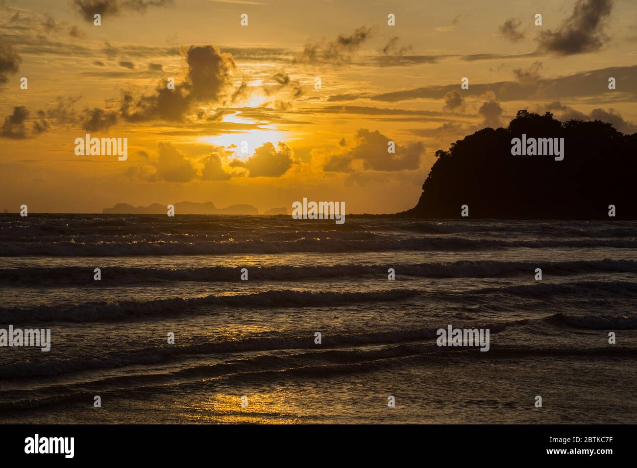 Coucher de soleil stupéfiant sur la plage intacte de la péninsule de Dawei, Myanmar Banque D'Images