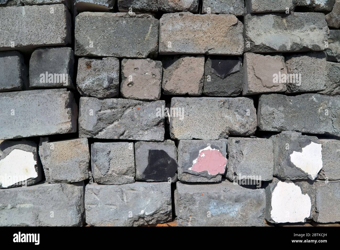 Pile de blocs de cinder gris usagés et endommagés. Concept d'idée de construction. Banque D'Images