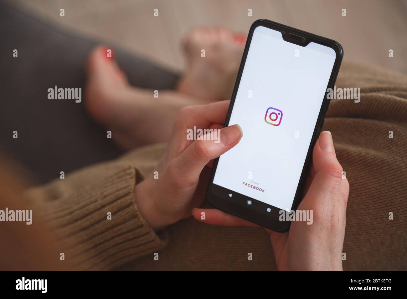 Minsk-Belarus: 27 mai 2020: Gros plan sur smartphone avec logo instagram dans les mains des femmes. Concept de médias sociaux. Banque D'Images