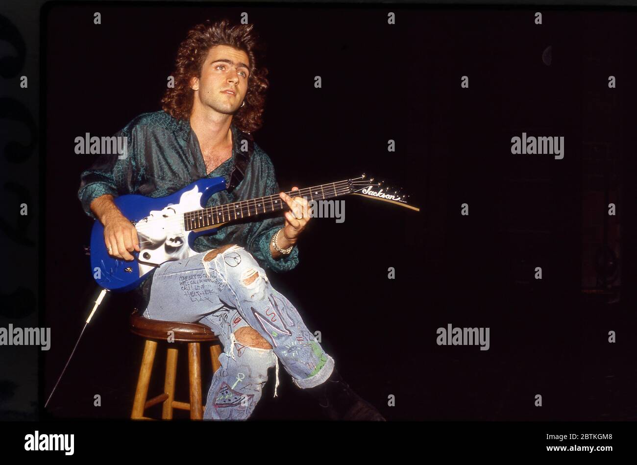 Dweezil Zappa jouant une guitare avec une image de Madonna dans les années 1980. Banque D'Images