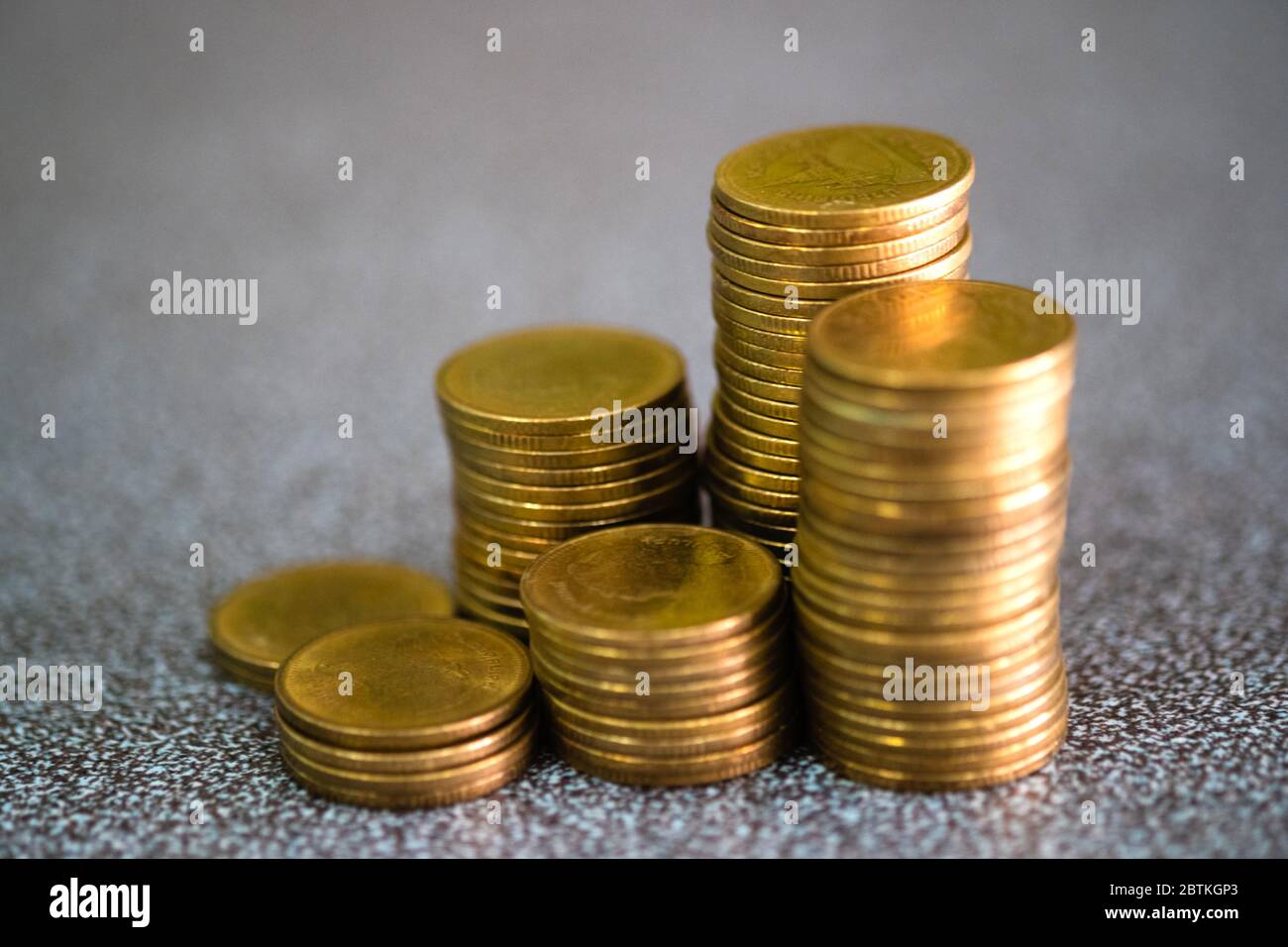 Les pièces sont empilées sur la table, le concept commercial et le concept marketing. Banque D'Images