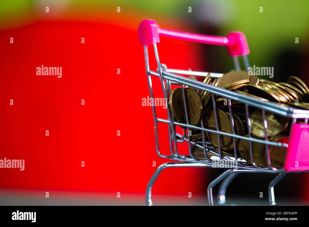 Pièces dans le chariot de supermarché chariot sur la table, concept d'affaires Banque D'Images