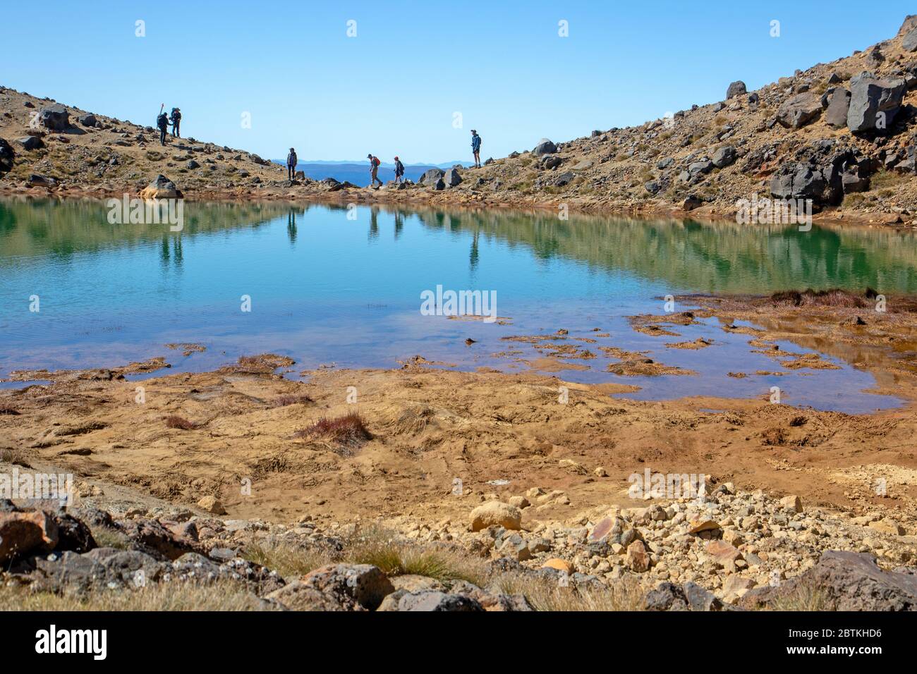 Tongariro Alpine Crossing randonneurs aux lacs Emerald Banque D'Images