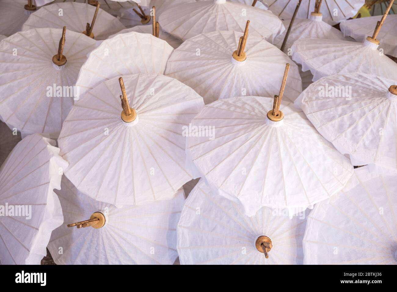 Les parapluies en papier faits à la main à Chiang Mai, en Thaïlande. Banque D'Images Les parapluies en papier faits à la main à Chiang Mai, en Thaïlande. Banque D'Images