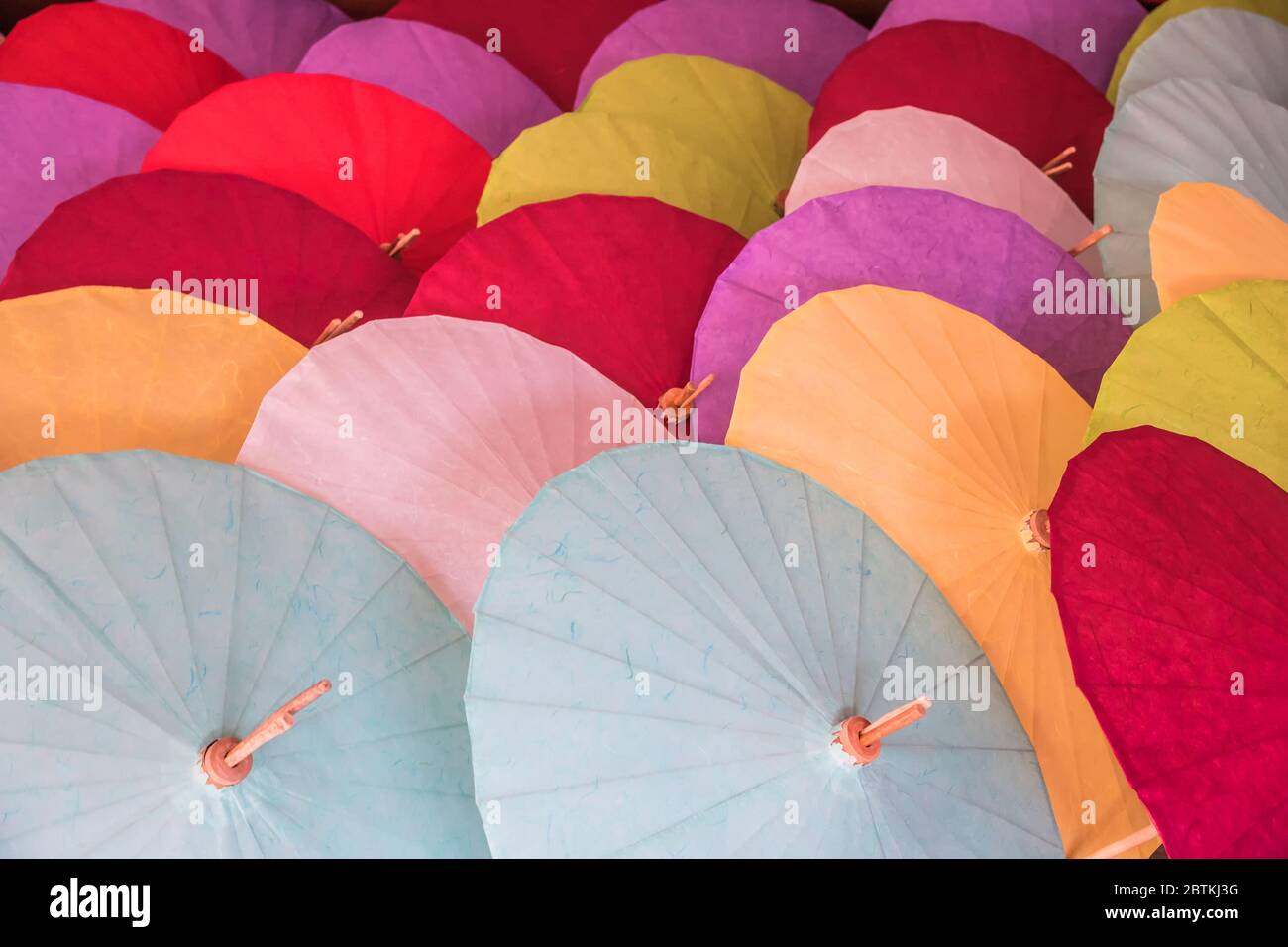 Les parasols en papier colorés faits à la main à Chiang Mai, en Thaïlande. Banque D'Images Les parasols en papier colorés faits à la main à Chiang Mai, en Thaïlande. Banque D'Images