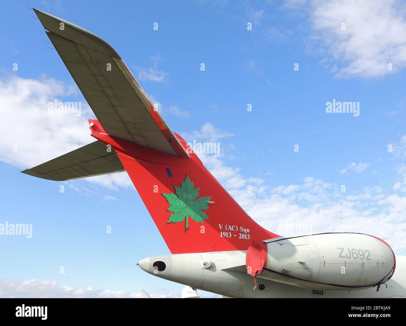 La queue du ZJ690, un Bombardier Sentinel R1 exploité par la Royal Air Force, à RAF Leuchars en 2013. Banque D'Images