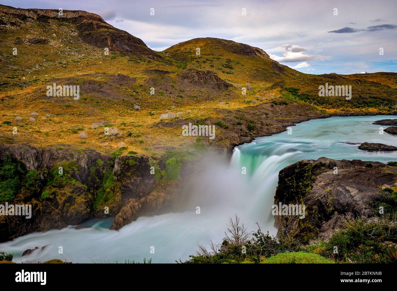 Salto Grande cascade de parc national Torres del Paine, Patagonie, Chili. longue exposition Banque D'Images