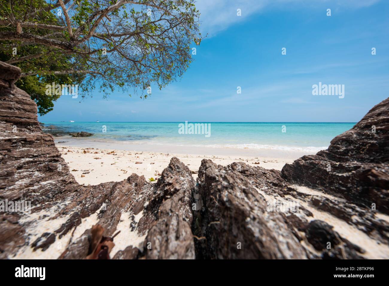 Formations rocheuses sur les rives de l'île de Koh Phak BIA dans la mer d'Andaman à Krabi, en Thaïlande. Banque D'Images