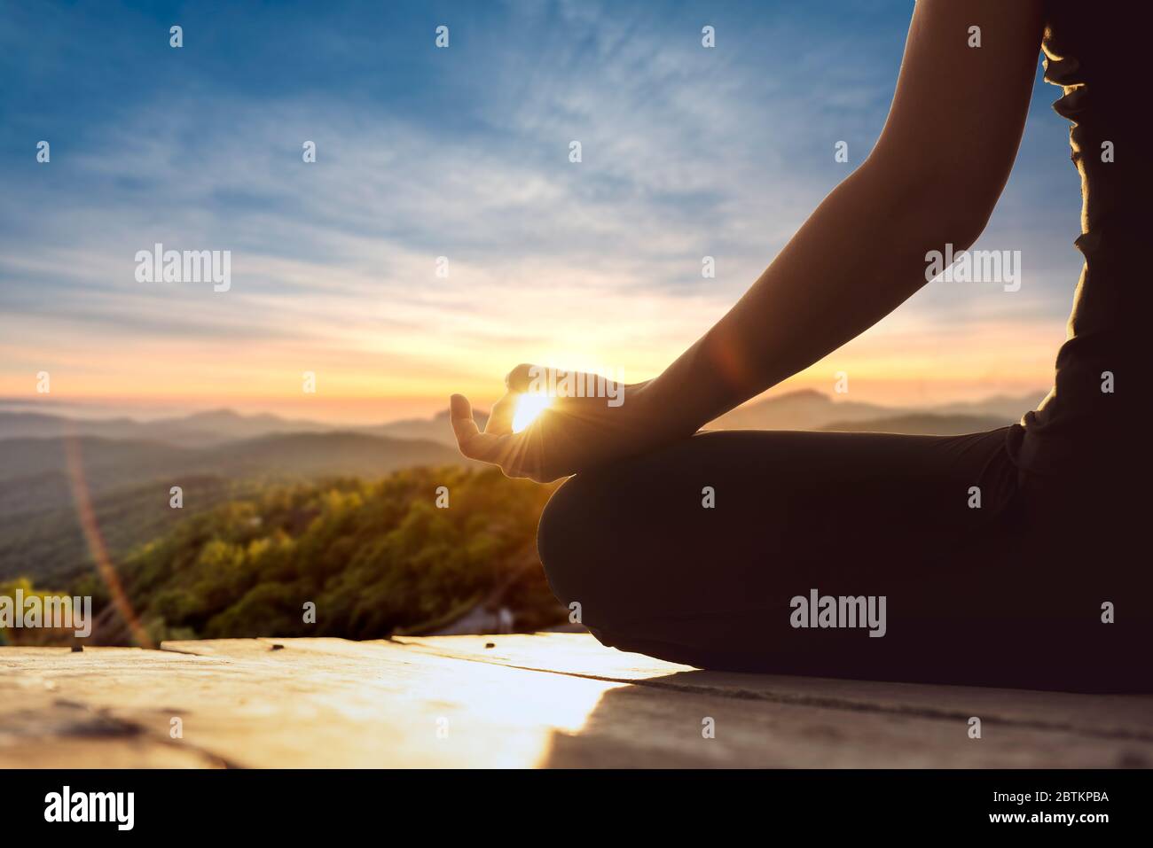 Femme de yoga, méditation, pose de yoga.gros plan de la femme en position de lotus méditant dans les montagnes. Bonheur vie vitalité santé équilibre recrée Banque D'Images