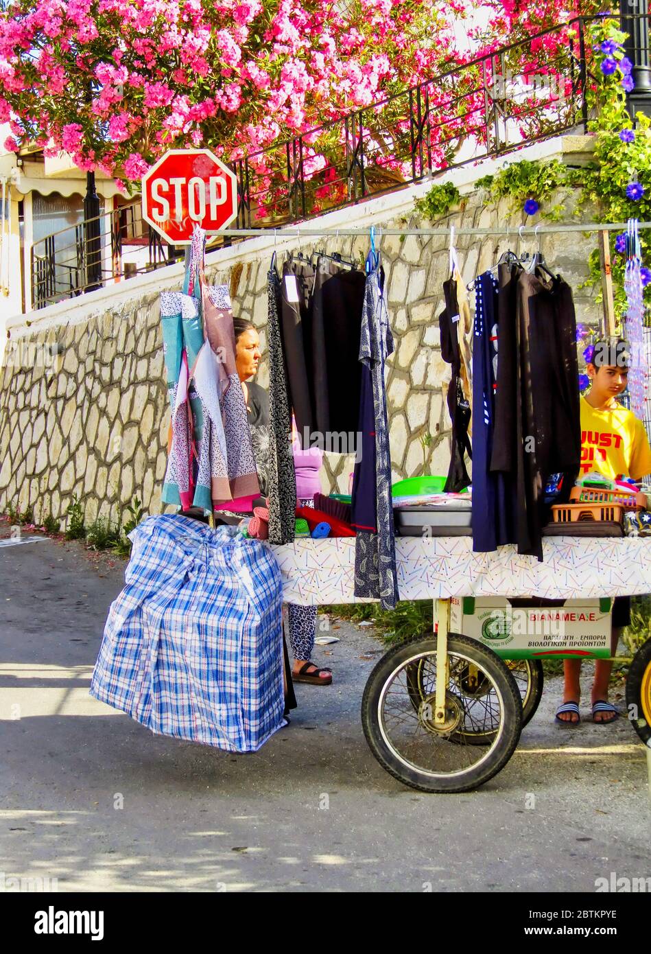 Ancien Vender de rue avec chariot et vêtements mobiles, Crète, Grèce Banque D'Images