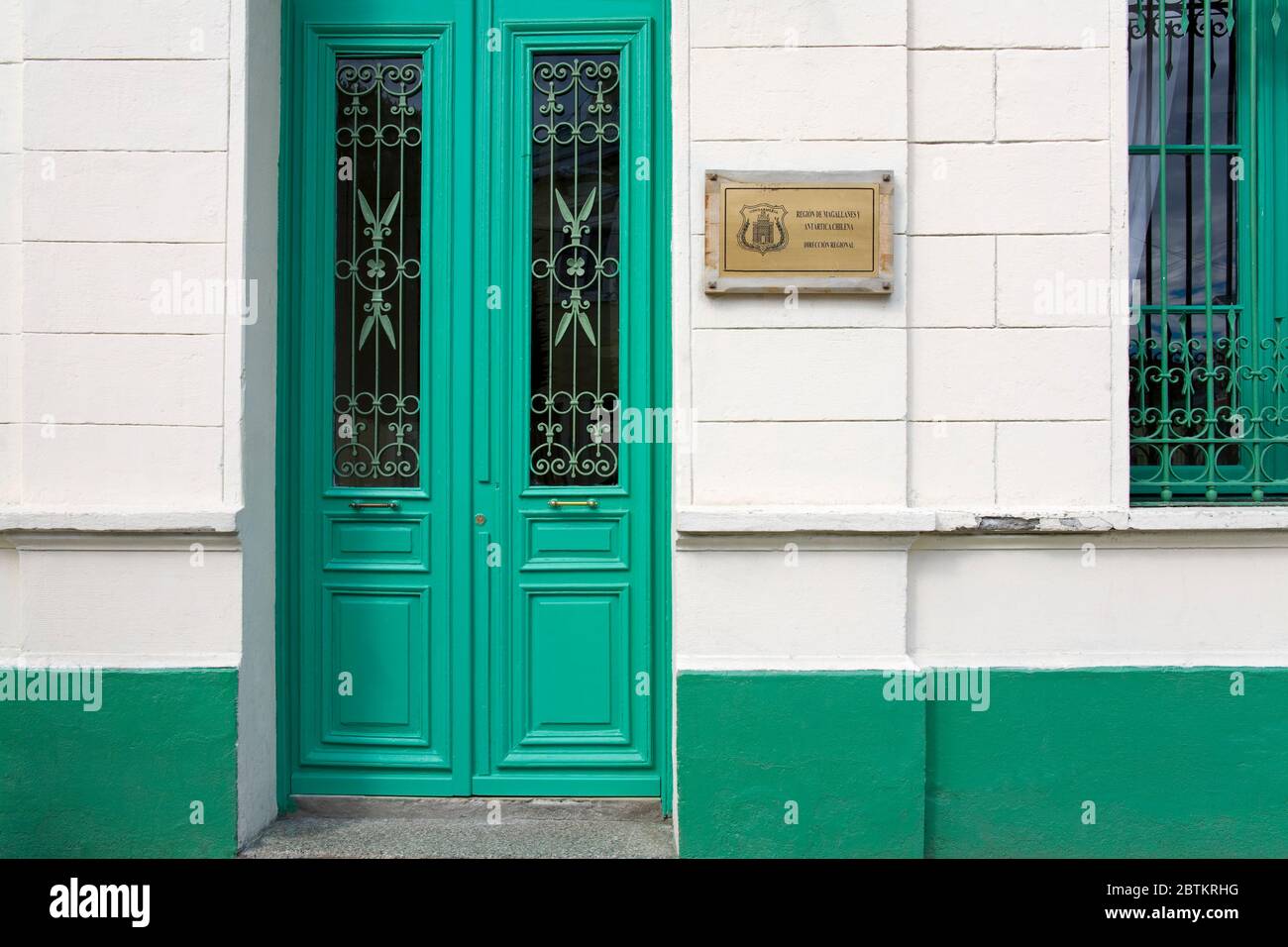 Porte sur la rue Pedro Montt à Punta Arenas, province de Magallanes, Patagonie, Chili, Amérique du Sud Banque D'Images