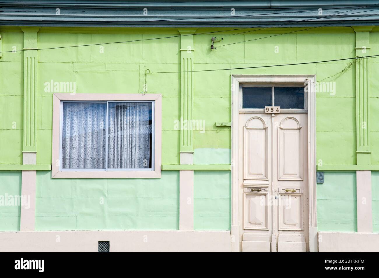 Maison couverte de tôles sur la rue Chiloe à Punta Arenas, province de Magallanes, Patagonie, Chili, Amérique du Sud Banque D'Images