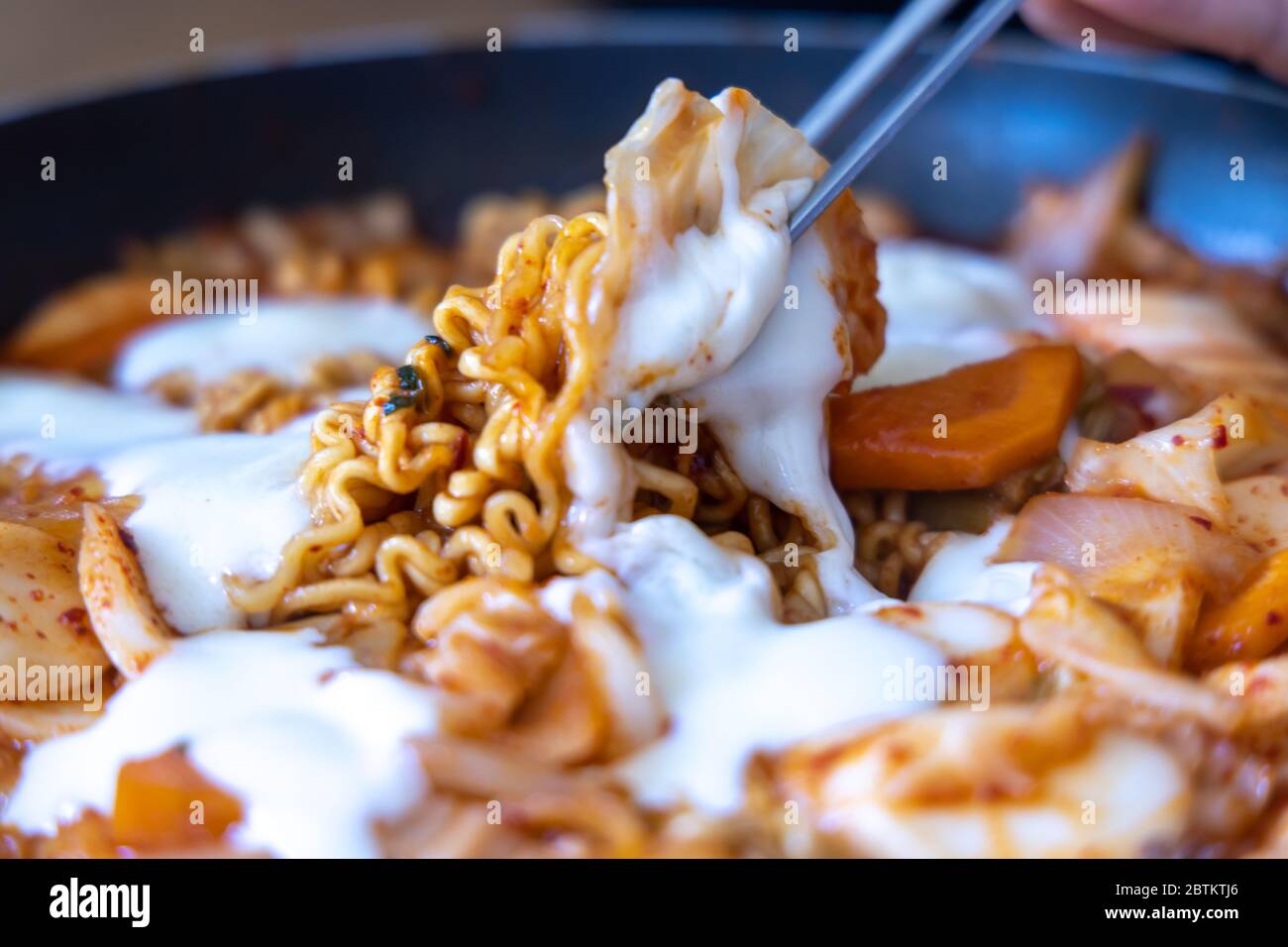 Cuisine De Style Coreen Gateau Au Riz Piquant Tteokbokki Avec Nouilles Et Fromage Photo Stock Alamy