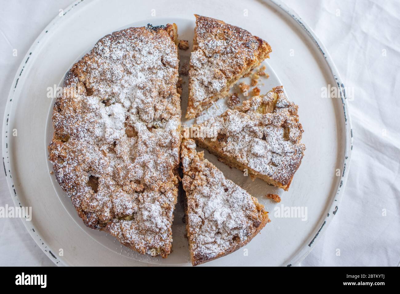 Gateau De Rhubarbe Maison Avec Rhubarbe Fraiche Et Streusel De Cannelle Photo Stock Alamy