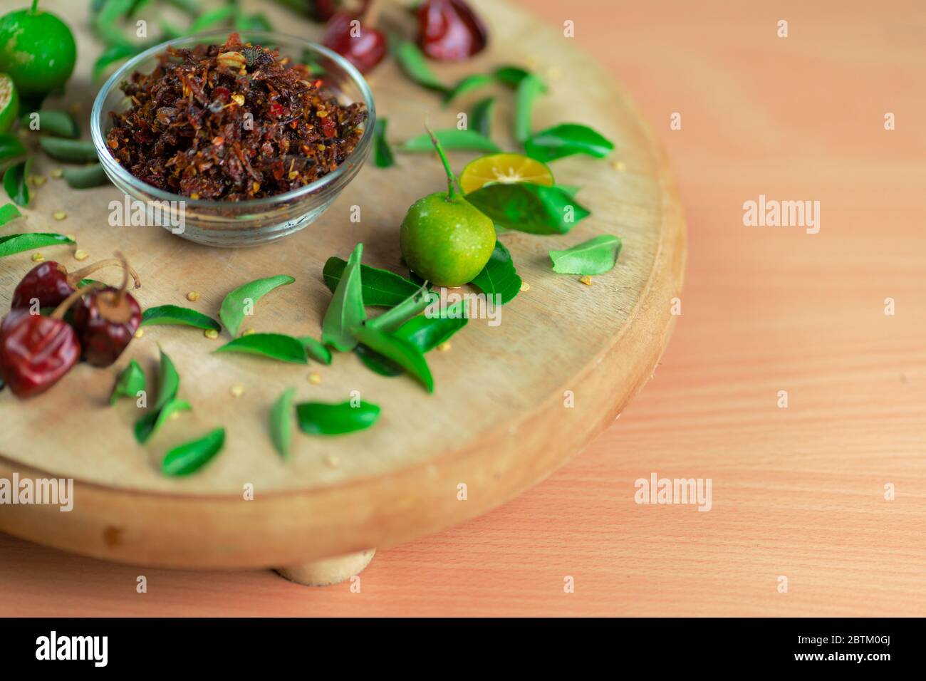 Pâte de Chili épicée avec poivrons et citron vert sur bois de bacterre Banque D'Images