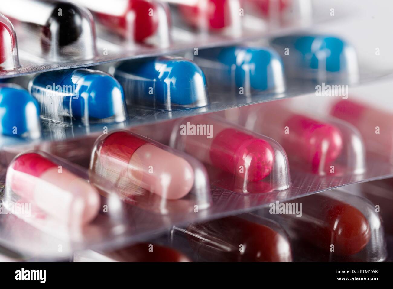 Capsules pharmaceutiques, traitement prescrit par le médecin, thème de la pharmacie, médecine. Antipyrétique médicaments de maux de tête Banque D'Images