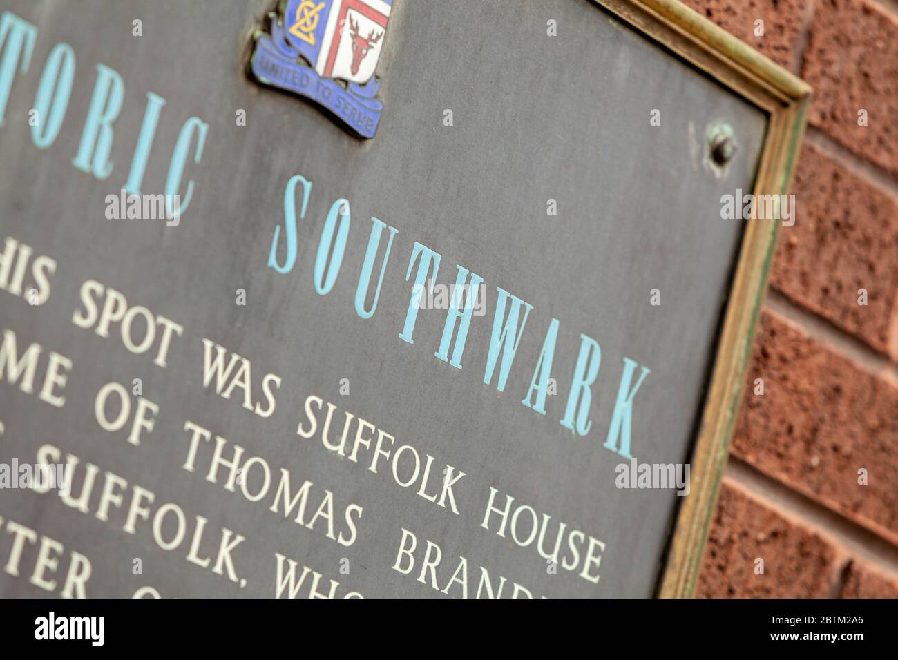 Panneau d'information sur un mur détaillant l'emplacement historique de Suffolk House, dans le quartier de Southwark à Londres Banque D'Images