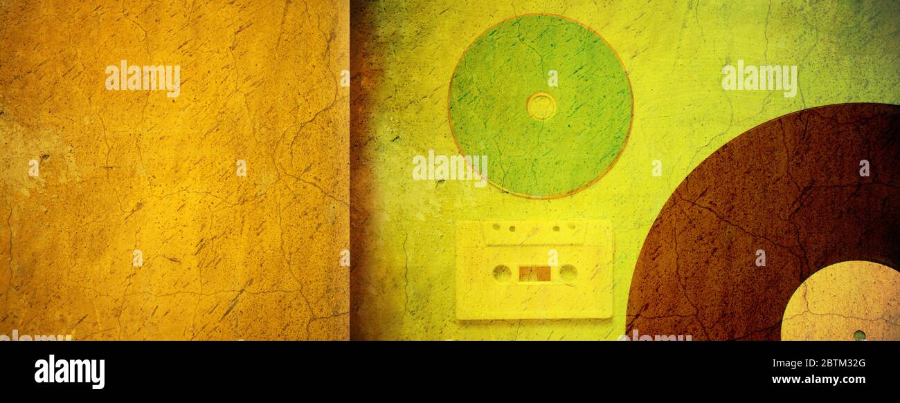 cassette blanche cassette disque vinyle et disque compact mémoire de la musique vintage dans le passé sur le ciment jaune vert industrie du divertissement mural Banque D'Images
