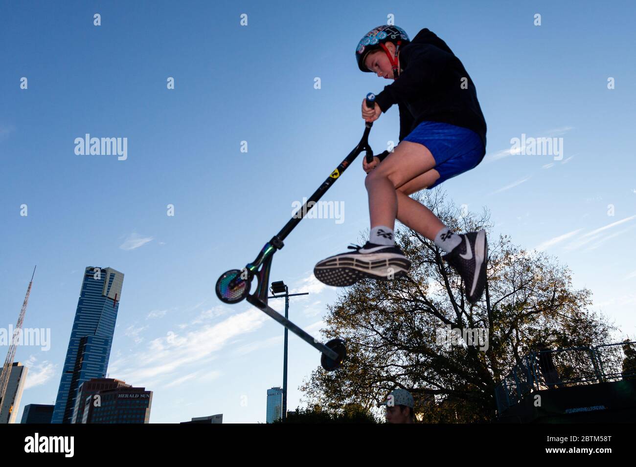 Melbourne, Australie, 26 mai 2020. Le scooter des mers, Matthew, prend l'air tandis que les patineurs se sont enfermés dans le Riverslide Skate Park, sur les rives de la Yarra à Melbourne, en Australie. Les restrictions étant assouplies dans l'État de Victoria, les parcs, les terrains de jeux et les parcs à roulettes rouvrent aujourd'hui pour la première fois en 2 mois. Crédit : Dave Hewitt/Alamy Live News Banque D'Images