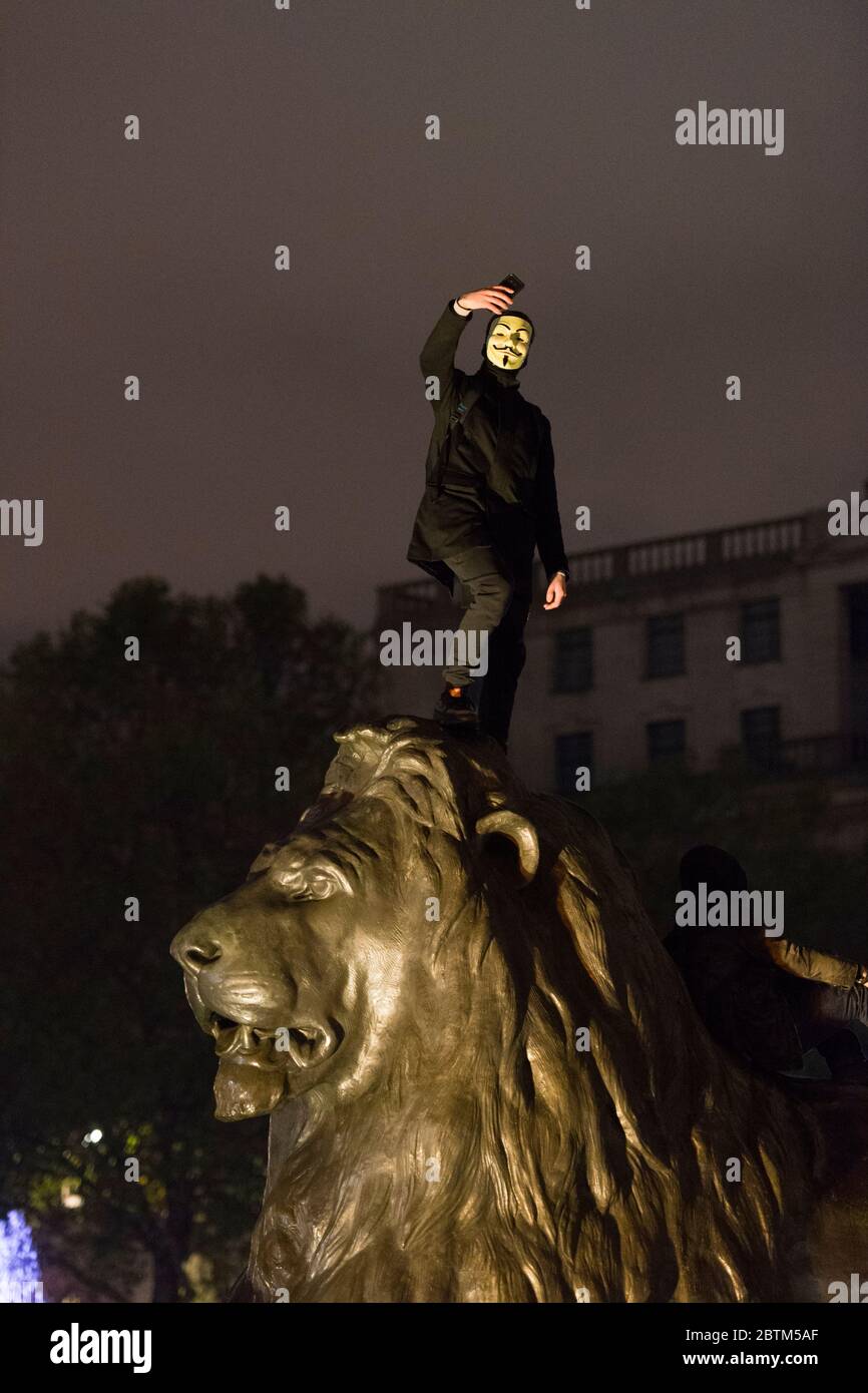 La « Marche du masque de lion » voit des manifestations porter un V pour des masques de type Vendetta Guy Fawkes et manifester contre l'austérité, la violation de l'ir civil Banque D'Images