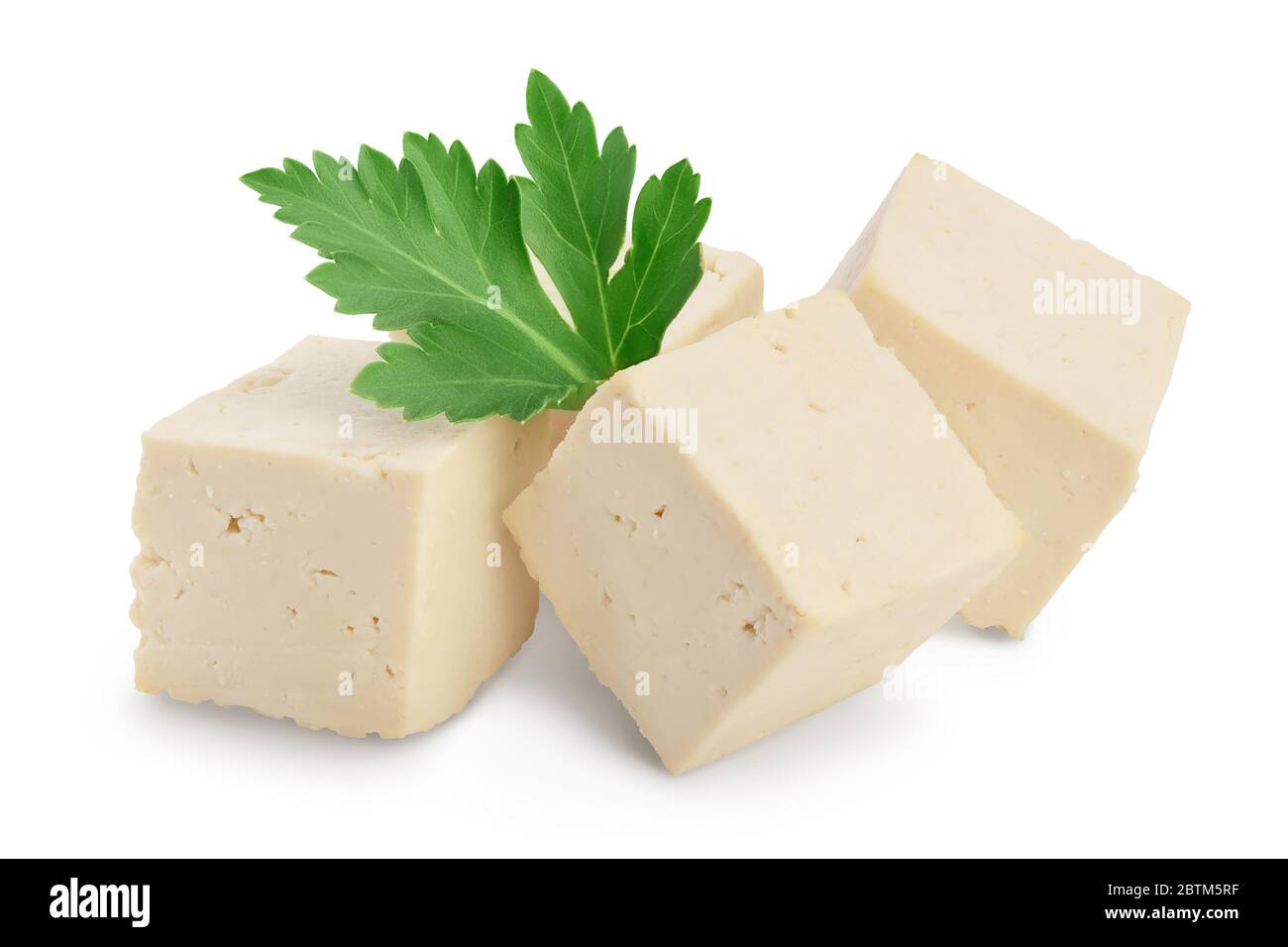 fromage tofu coupé en dés, isolé sur fond blanc avec passe-fil et profondeur de champ complète, Banque D'Images