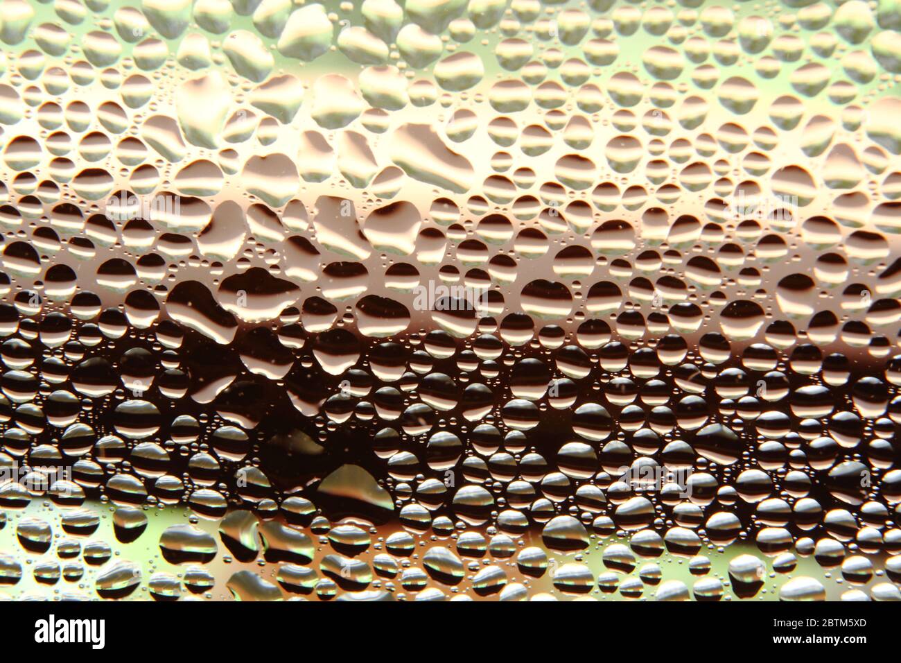 Les gouttes d'eau de condensation sur la vitre Banque D'Images