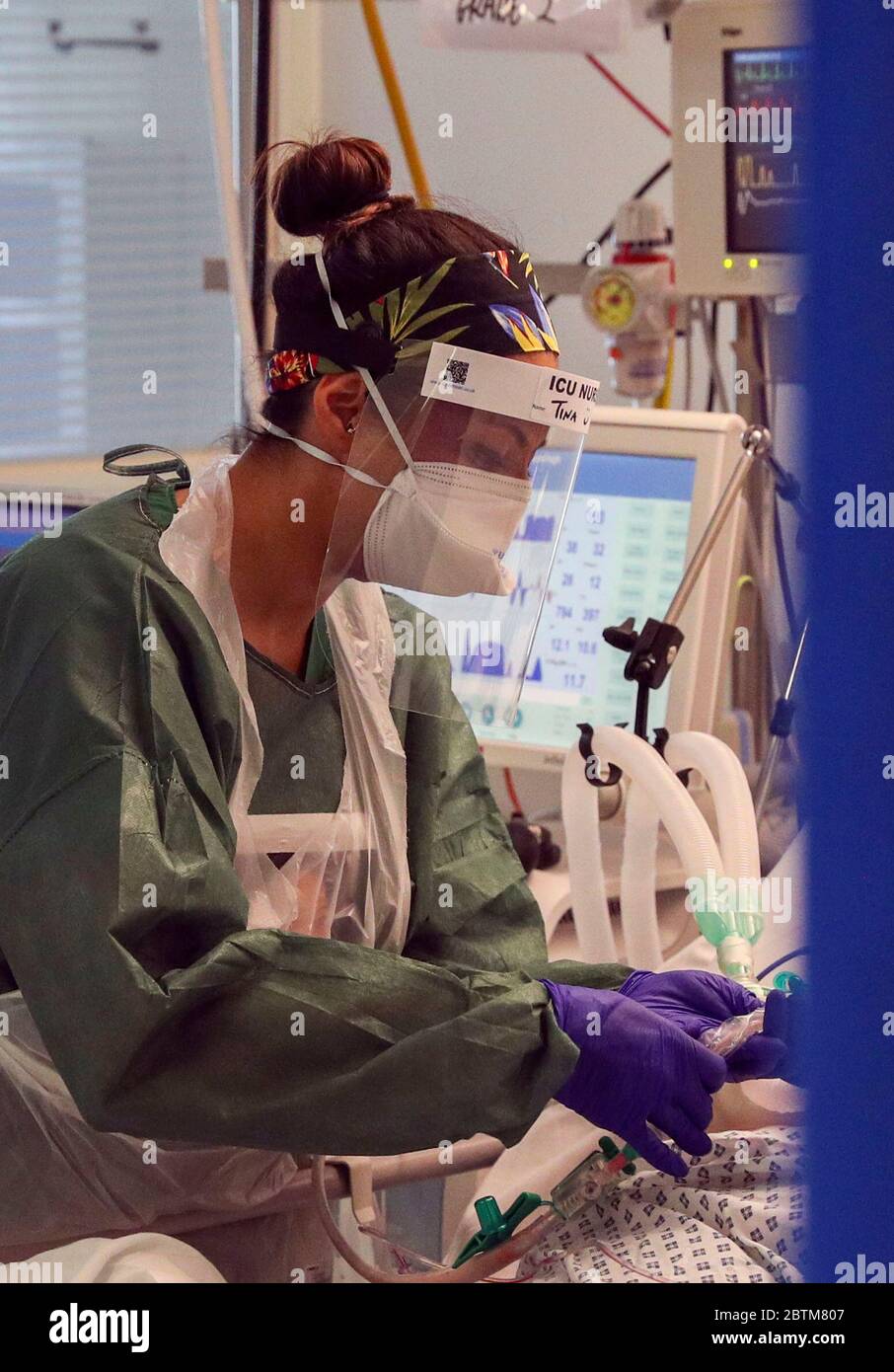 Une infirmière prodile soin d'un patient dans un service de soins intensifs qui traite les victimes du coronavirus à l'hôpital Frimley Park de Surrey. Date de la photo: 22/5/2020. Banque D'Images