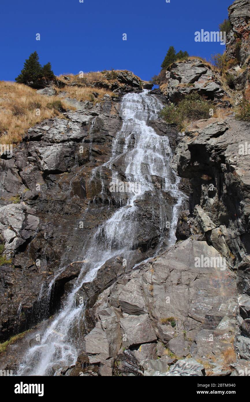 Cascade de Capra (Goat) vue depuis le chemin Transfagarasan traversant les montagnes carpathes en Roumanie Banque D'Images